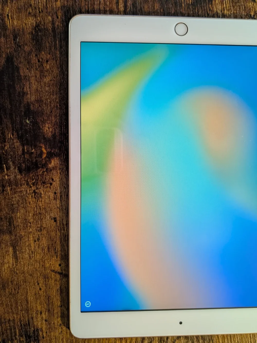 Apple iPad 8th Gen - White Front, Rose gold Back (Image)